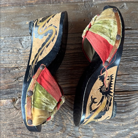 Vintage 1942 handmade & signed hand carved dragon wood wedges with velvet upper - Picture 7 of 10